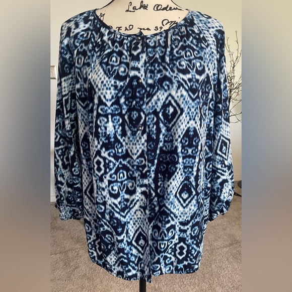 CHICOS- Beautiful Blue Top or Cardigan with button closure and elastic hem - Picture 2 of 8